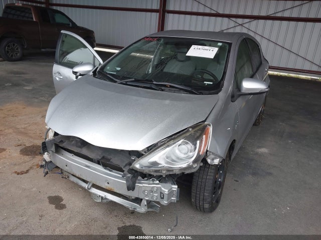 JTDKDTB30G1128667 Toyota Prius C One