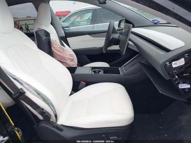 2026 TESLA MODEL Y 7SAYGDED9TA418161 Photo 4