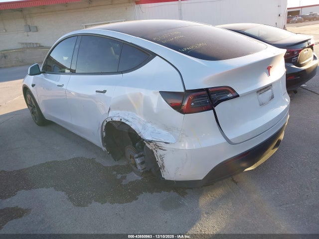 2024 TESLA MODEL Y 7SAYGDEE0RA252906 Photo 2