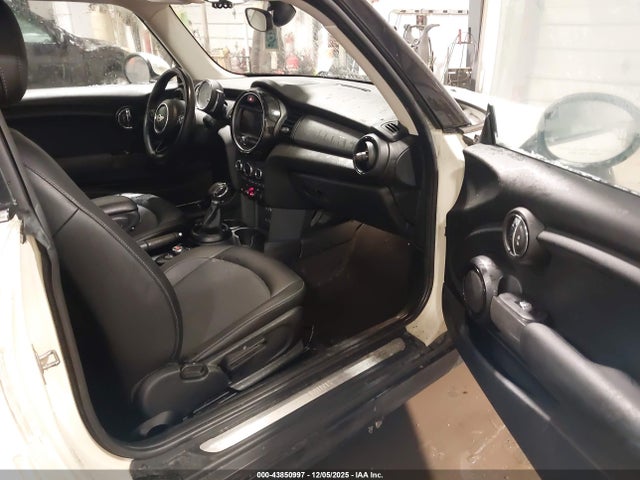 2018 MINI HARDTOP WMWXP5C58J2G62378 Photo 4