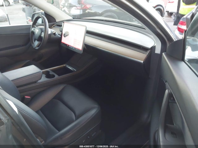 2021 TESLA MODEL Y 5YJYGDEE1MF157070 Photo 4