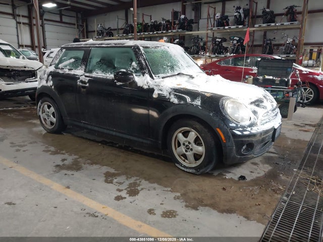 2010 MINI COOPER WMWMF3C57ATZ26739 Photo 0
