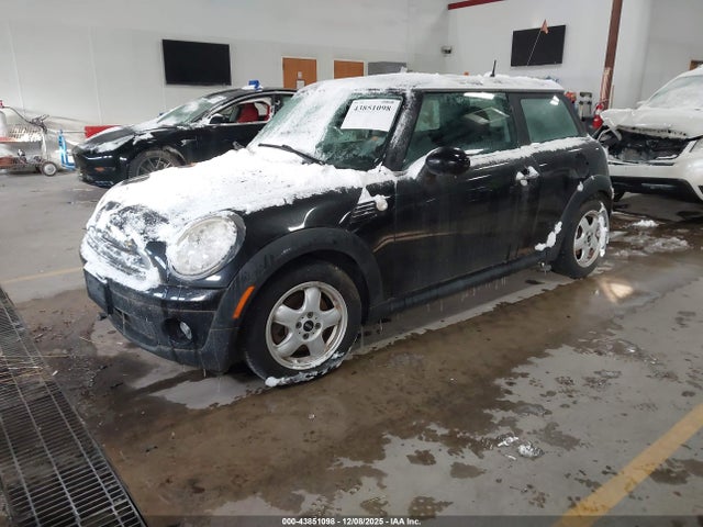 2010 MINI COOPER WMWMF3C57ATZ26739 Photo 1
