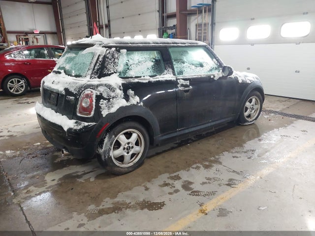 2010 MINI COOPER WMWMF3C57ATZ26739 Photo 3