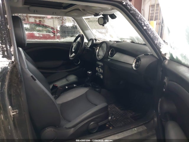 2010 MINI COOPER WMWMF3C57ATZ26739 Photo 4