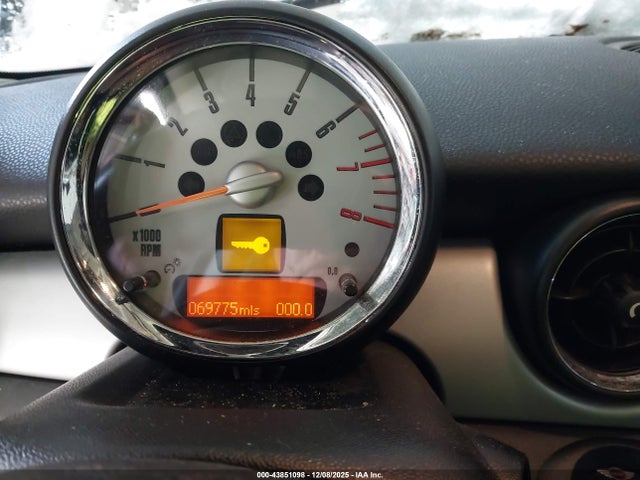 2010 MINI COOPER WMWMF3C57ATZ26739 Photo 6