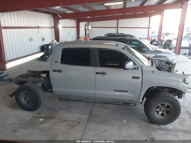 5TFDY5F13JX694747 Toyota Tundra Sr5 5.7l V8