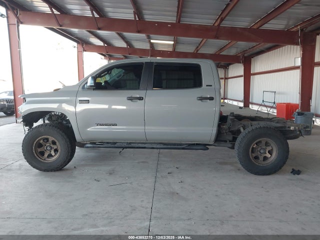 5TFDY5F13JX694747 Toyota Tundra Sr5 5.7l V8