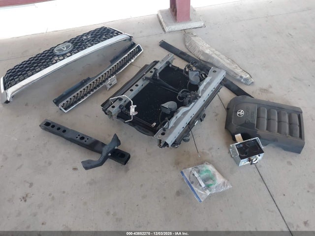 5TFDY5F13JX694747 Toyota Tundra Sr5 5.7l V8