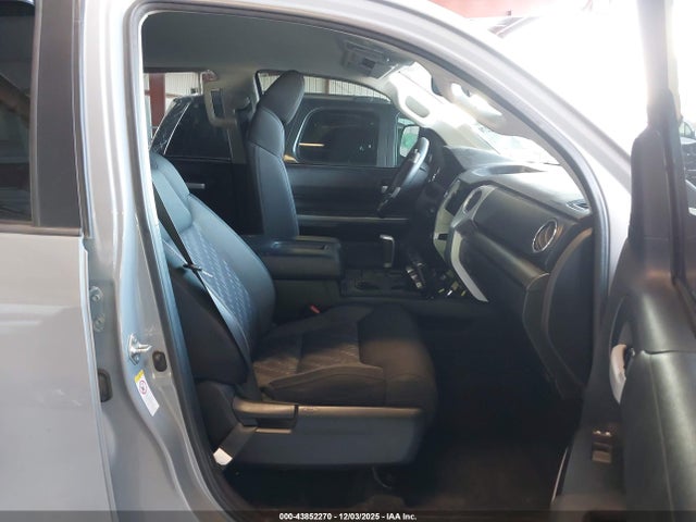 5TFDY5F13JX694747 Toyota Tundra Sr5 5.7l V8