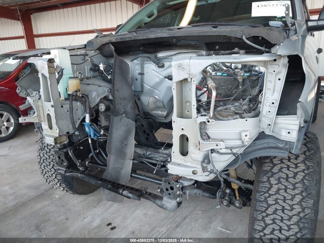 5TFDY5F13JX694747 Toyota Tundra Sr5 5.7l V8