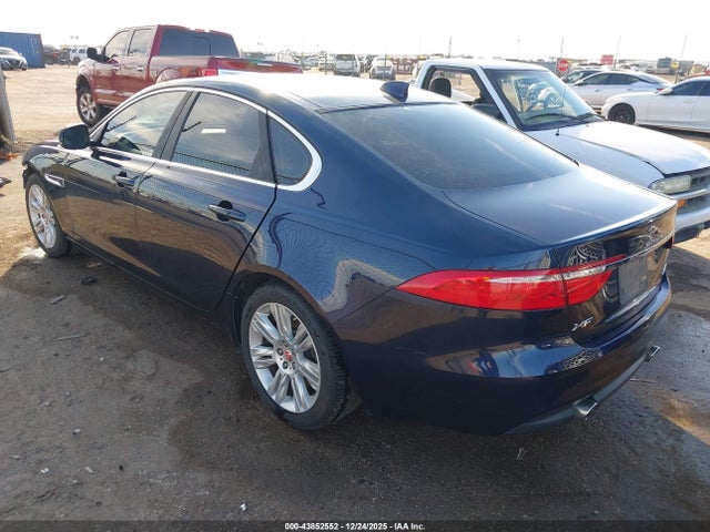 2017 JAGUAR XF SAJBJ4BV2HCY30982 Photo 2