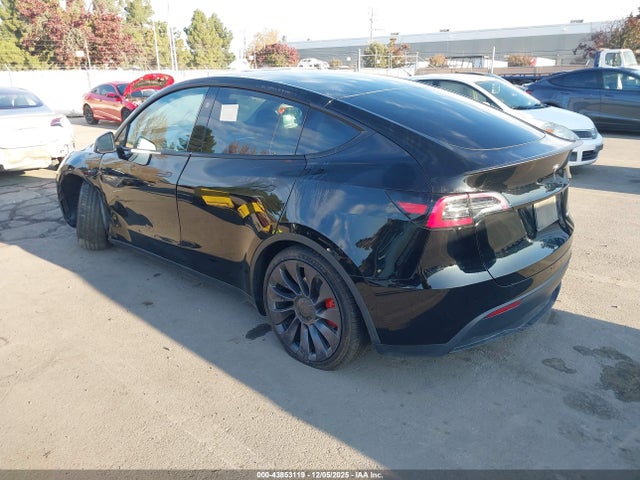 2024 TESLA MODEL Y 7SAYGDEF2RF069471 Photo 2