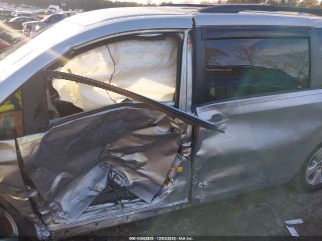 2018 TOYOTA SIENNA 5TDKZ3DC6JS962757 Photo 5