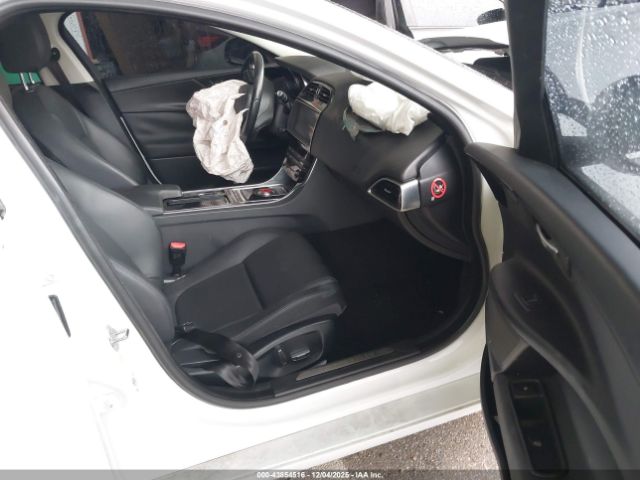 2019 JAGUAR XE SAJAD4FX7KCP51359 Photo 4