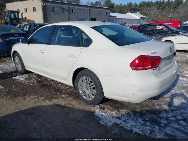 1VWAT7A33FC016968 Volkswagen Passat 1.8t S