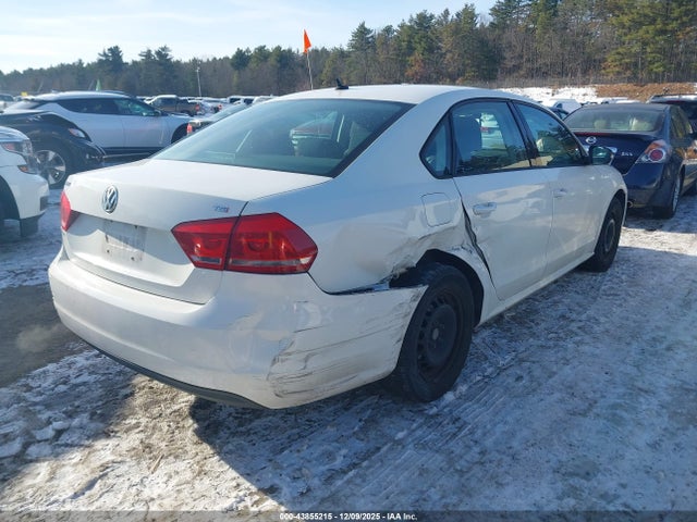 1VWAT7A33FC016968 Volkswagen Passat 1.8t S