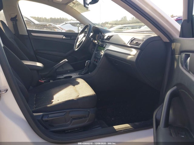 1VWAT7A33FC016968 Volkswagen Passat 1.8t S