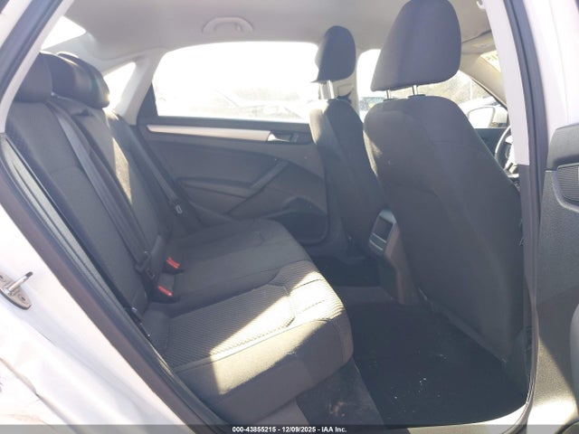 1VWAT7A33FC016968 Volkswagen Passat 1.8t S