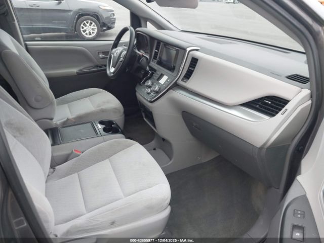 2017 TOYOTA SIENNA 5TDKZ3DCXHS768887 Photo 4