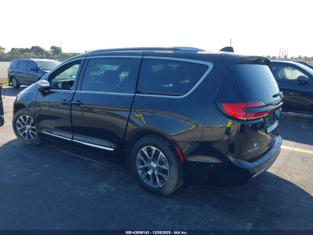 2025 CHRYSLER PACIFICA HYBRID 2C4RC1N79SR528395 Photo 2