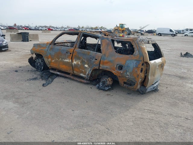 2020 TOYOTA 4RUNNER JTEBU5JRXL5762956 Photo 2