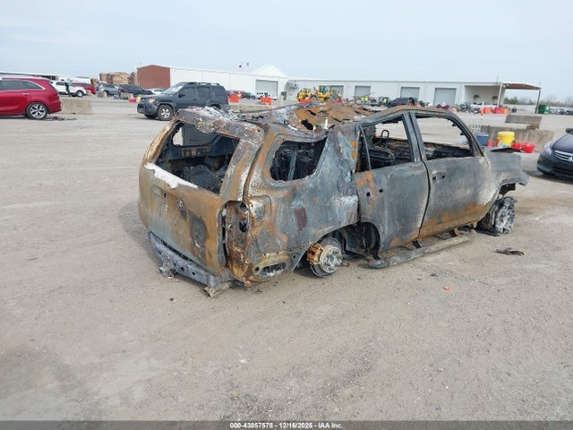 2020 TOYOTA 4RUNNER JTEBU5JRXL5762956 Photo 3