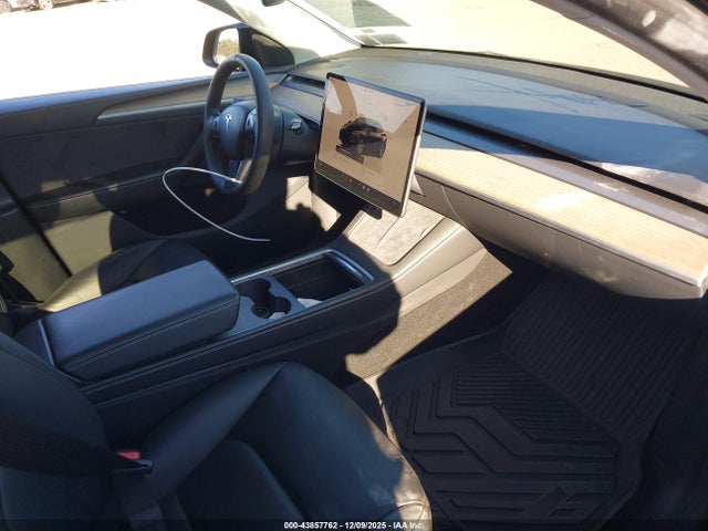 2023 TESLA MODEL Y 7SAYGDEE0PA184670 Photo 4