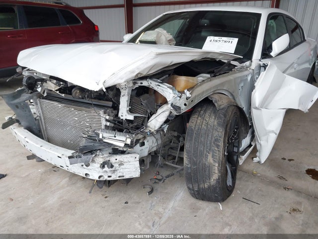 2C3CDXHGXFH915880 Dodge Charger Sxt