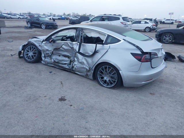 2018 TESLA MODEL 3 5YJ3E1EBXJF089934 Photo 2