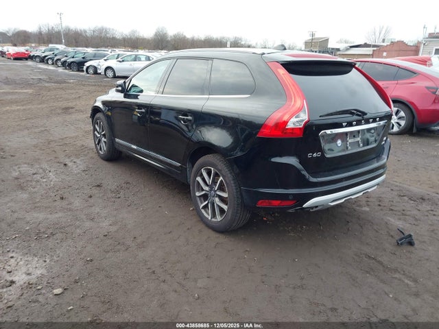 2017 VOLVO XC60 YV449MRR2H2196651 Photo 2