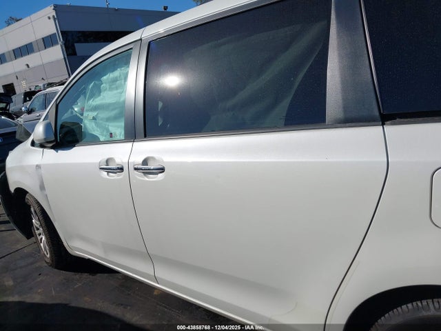 5TDYZ3DC7HS897678 Toyota Sienna Xle Premium 8 Passenger