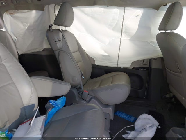 5TDYZ3DC7HS897678 Toyota Sienna Xle Premium 8 Passenger