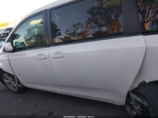Toyota SIENNA LE 2015 5TDKK3DC6FS624075 Image 28