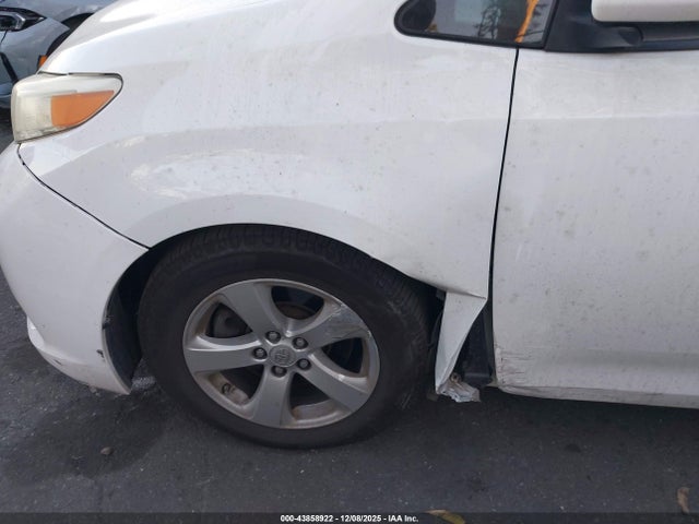 Toyota SIENNA LE 2015 5TDKK3DC6FS624075 Image 25