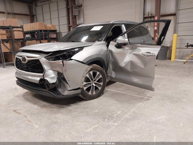 5TDGZRAH8NS093867 Toyota Highlander Xle