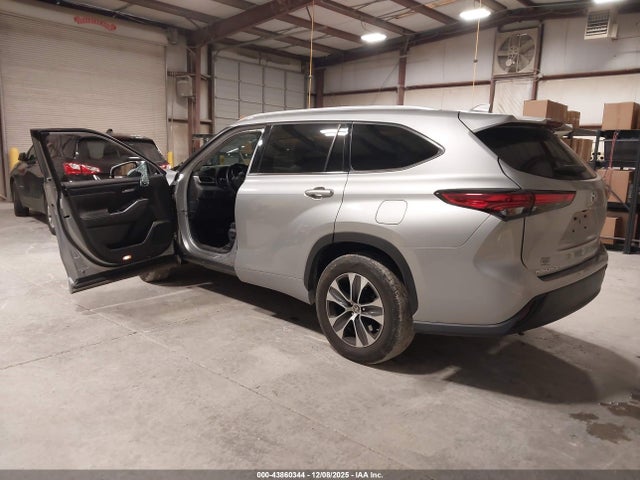 5TDGZRAH8NS093867 Toyota Highlander Xle