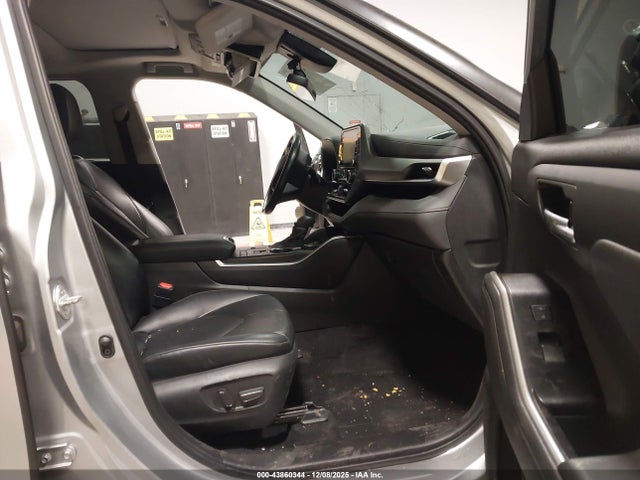 5TDGZRAH8NS093867 Toyota Highlander Xle