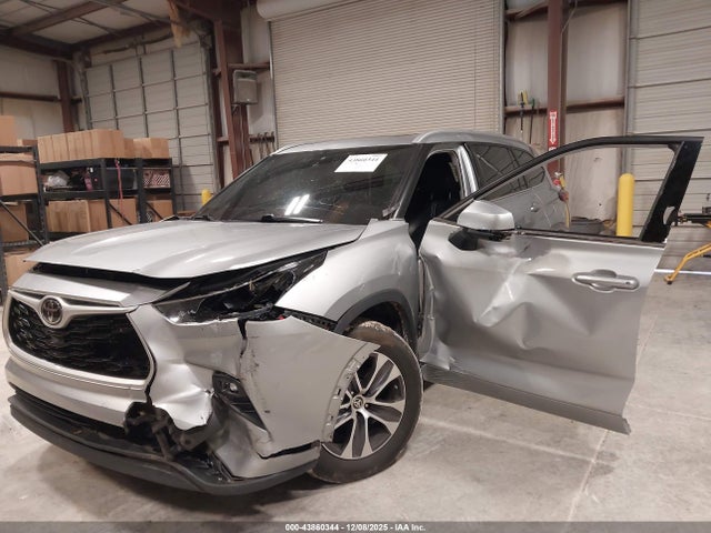 5TDGZRAH8NS093867 Toyota Highlander Xle
