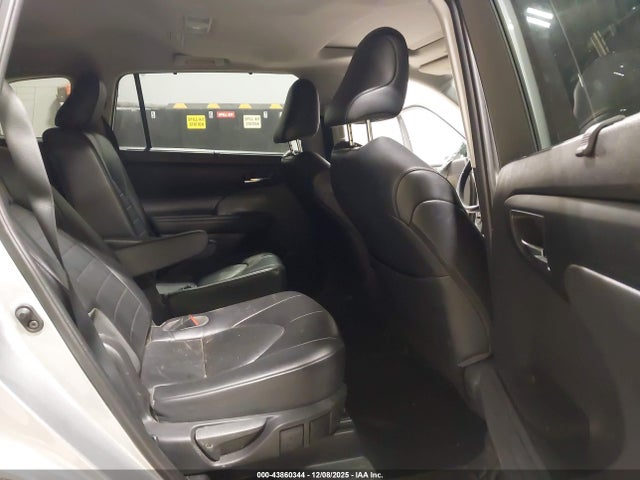 5TDGZRAH8NS093867 Toyota Highlander Xle
