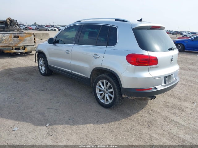 2017 VOLKSWAGEN TIGUAN WVGRV7AX6HK022898 Photo 2