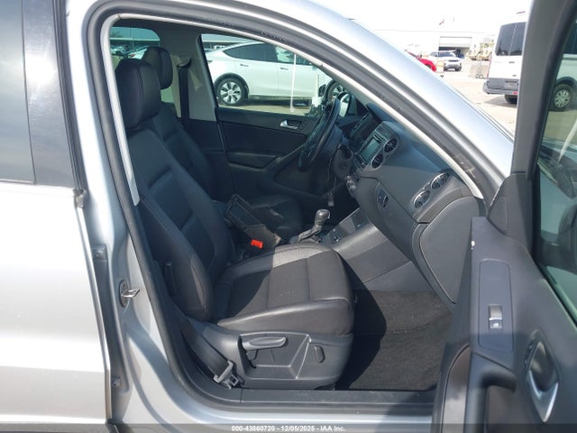 2017 VOLKSWAGEN TIGUAN WVGRV7AX6HK022898 Photo 4