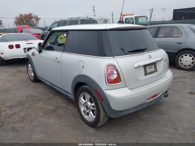 2011 MINI COOPER WMWSU3C59BT094321 Photo 2