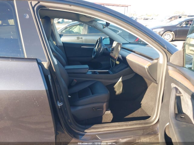 2025 TESLA MODEL Y 7SAYGDED6SF265062 Photo 4