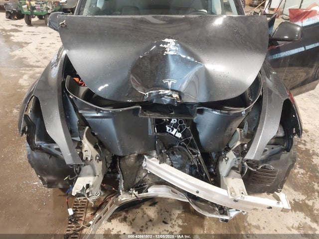 2025 TESLA MODEL Y 7SAYGDEE8SF286147 Photo 9