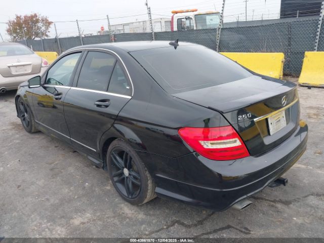 2013 MERCEDES-BENZ C 250 WDDGF4HB8DR279831 Photo 2