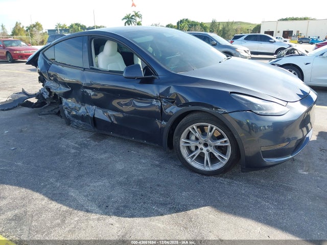 2024 TESLA MODEL Y 7SAYGDED2RF086267 Photo 0