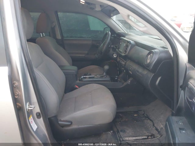 5TFAX5GN0KX143877 Toyota Tacoma Sr