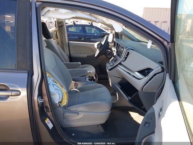 5TDKZ3DC5KS007918 Toyota Sienna Le 8 Passenger