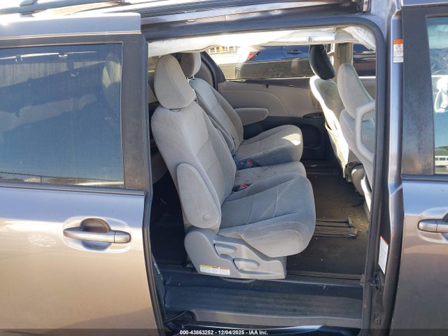 5TDKZ3DC5KS007918 Toyota Sienna Le 8 Passenger